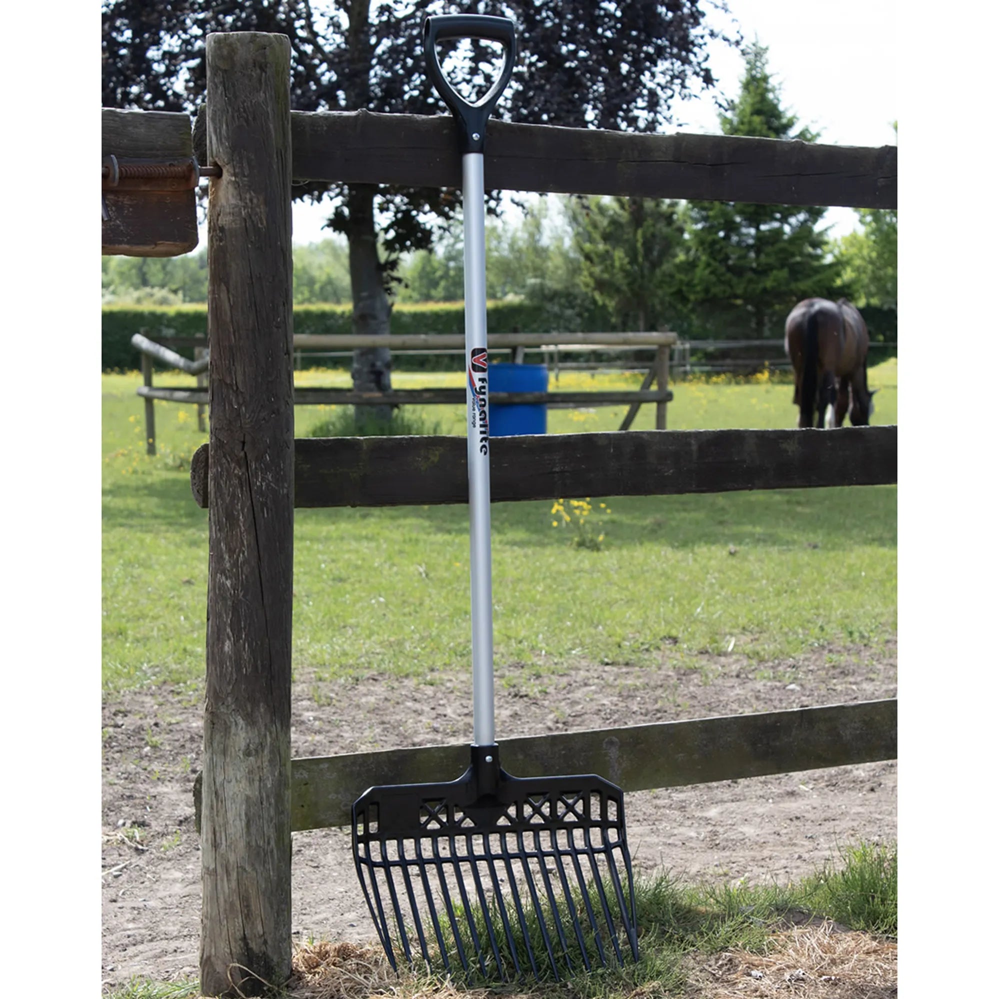 Stable Handle Fynalite Value Plastic Stable Fork - D-Grip Handle – B.E. boutique